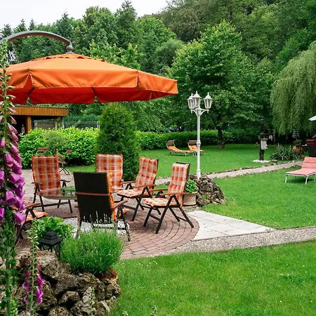 In Mit Gepflegtem Garten *